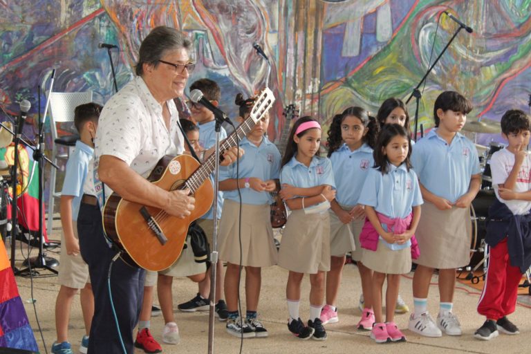 Estudiantes de la Escuela Elemental de la UPR se preparan para presentar un repertorio de canciones.