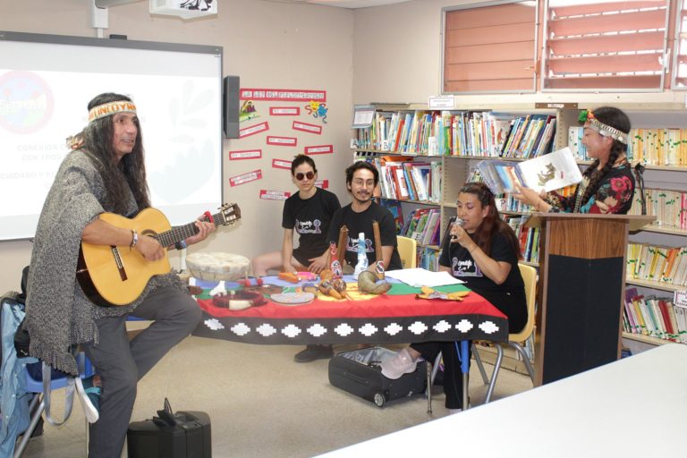 Integrantes del grupo chileno Epewtufe en el foro académico "La canción infantil: Sociedad, cultura musical y educación".