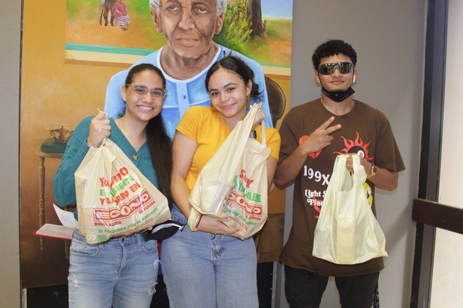 Estudiantes reciben alimentos no perecederos.