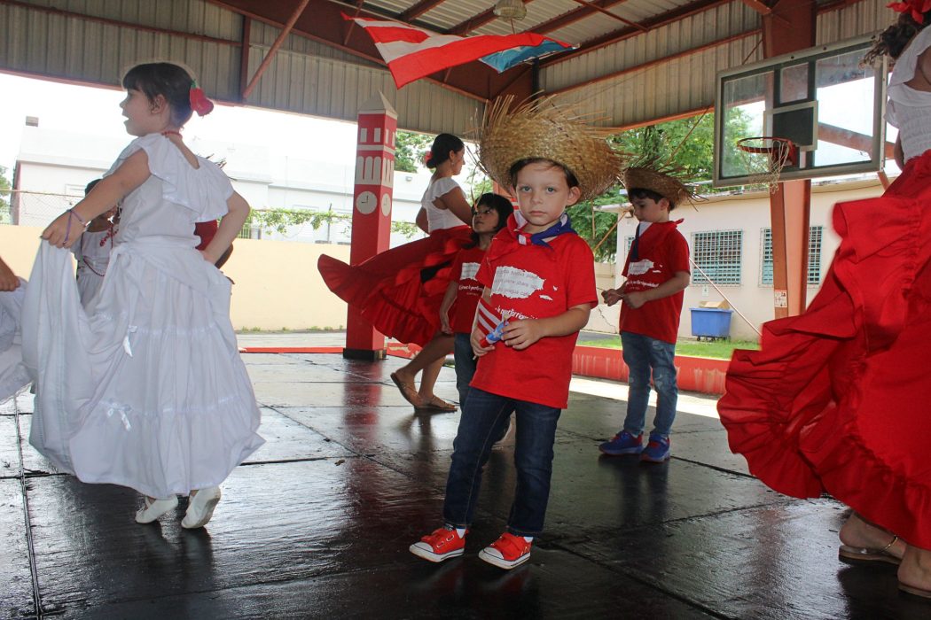 Estudiantes de la Escuela Elemental participan durante la celebración de la Semana de la Afirmación de la Puertorriqueñidad
