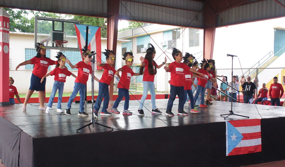 Estudiantes de la Escuela Elemental participan durante la celebración de la Semana de la Afirmación de la Puertorriqueñidad