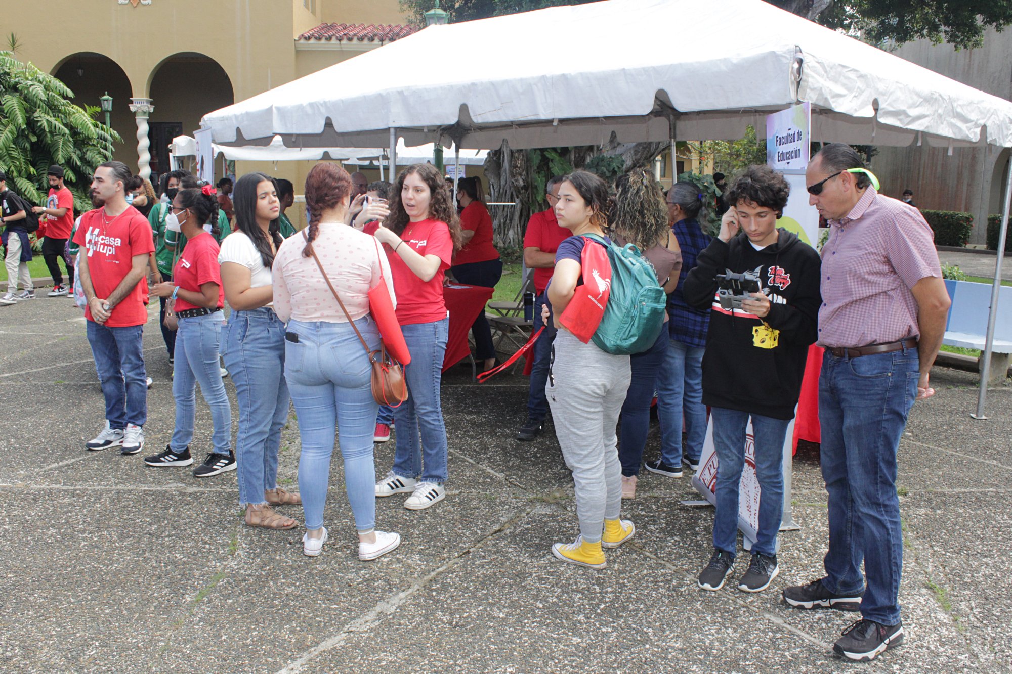 Estudiantes de la Facultad de Educación orientan a estudiantes de escuelas públicas y privadas que asisten a la Casa Abierta del Recinto de Río Piedras.