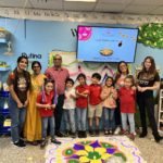 La Profa. Sugeily Ortiz Rivera acompañada de estudiantes y familiares del Multigrado de Ayuda Individualizada de la Escuela Elemental.