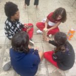 Estudiantes jugando durante la actividad Buddy Game.