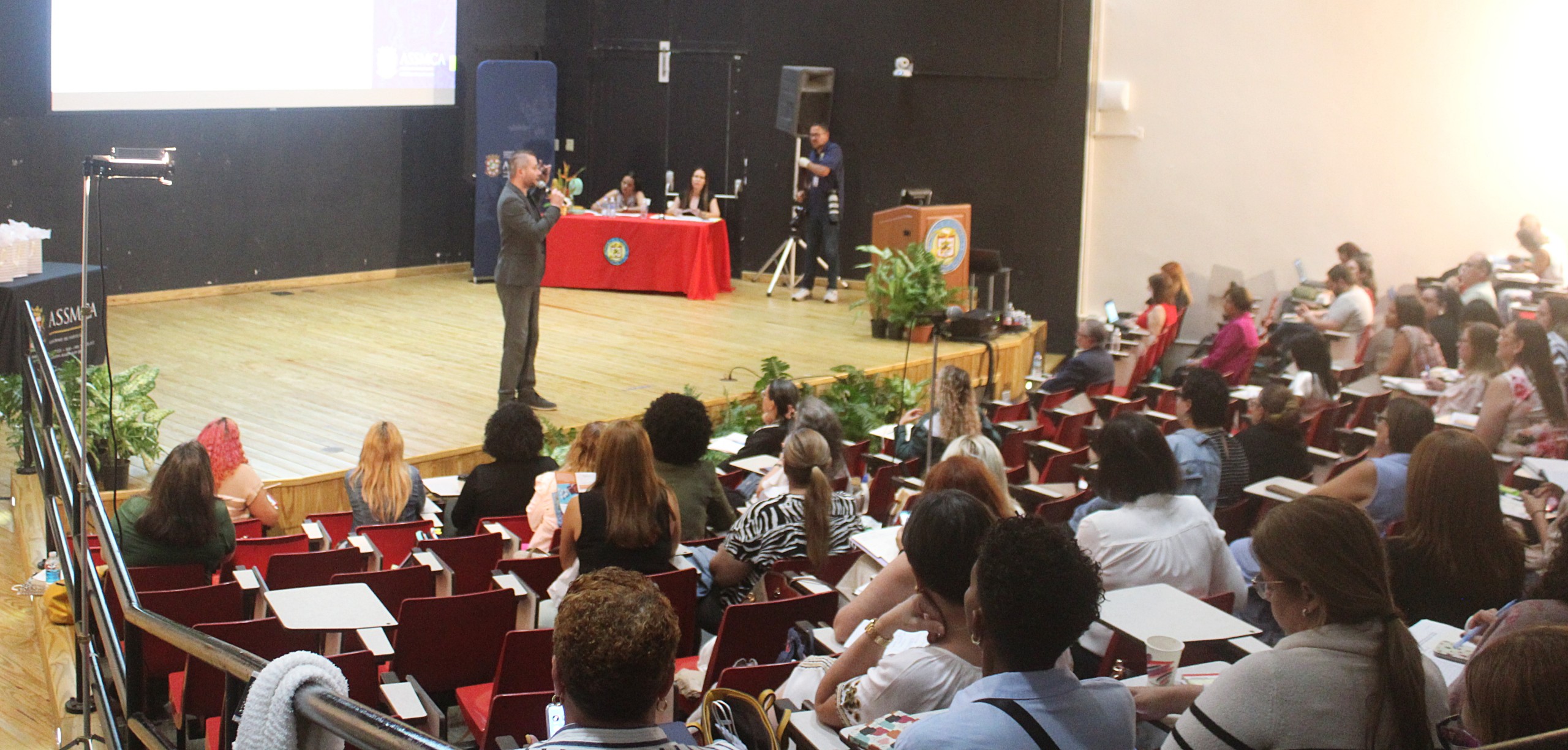 El Sr. Víctor Serrano durante su intervención en el Anfiteatro 1.