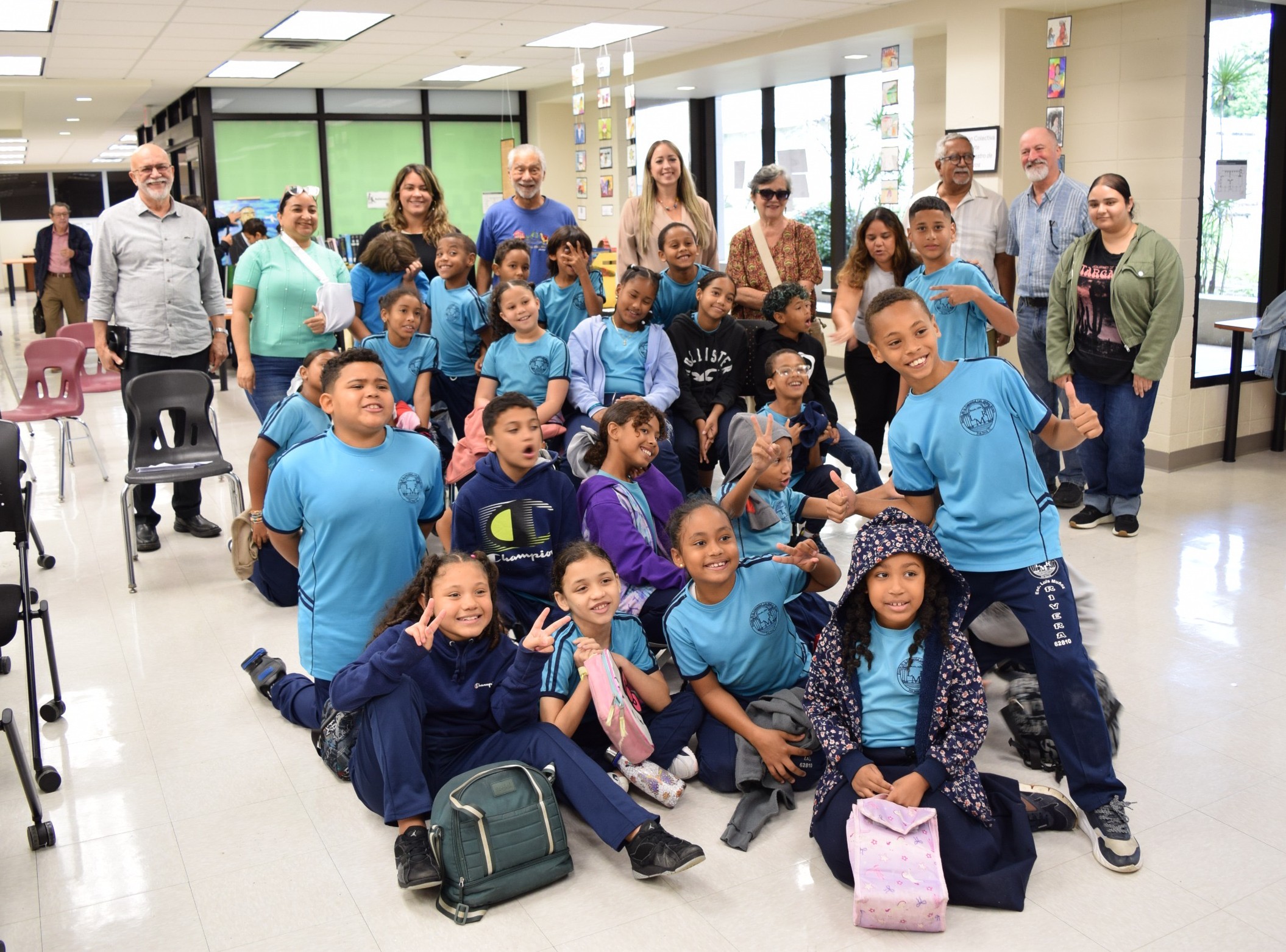 Estudiantes y personal docente durante la actividad en la Biblioteca Gerardo Sellés Solá de la Facultad de Educación