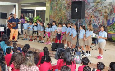 Grupo de niños de la Escuela Elemental de la UPR durante el Encuentro de la Canción Infantil Latinoamericana y Caribeña