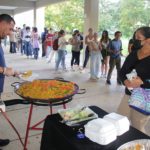 Chef Miguel Sanjurjo sirve de la paella al estudiantado.