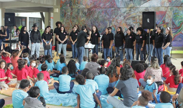 Coro de estudiantes de la Escuela Superior de la UPR junto al Prof. David Ocasio.