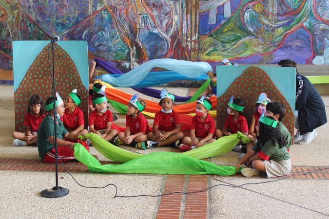 Estudiantes de la Escuela Elemental de la UPR participan de una de las actividades artísticas.