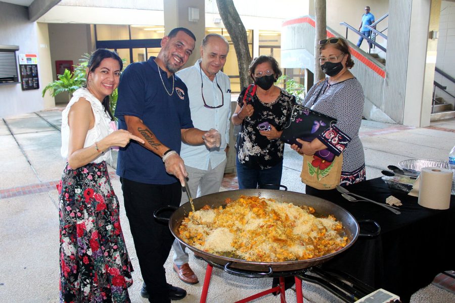 Miembros del claustro de la Facultad de Educación acompañan al chef Miguel Sanjurjo durante la preparación de la paella.