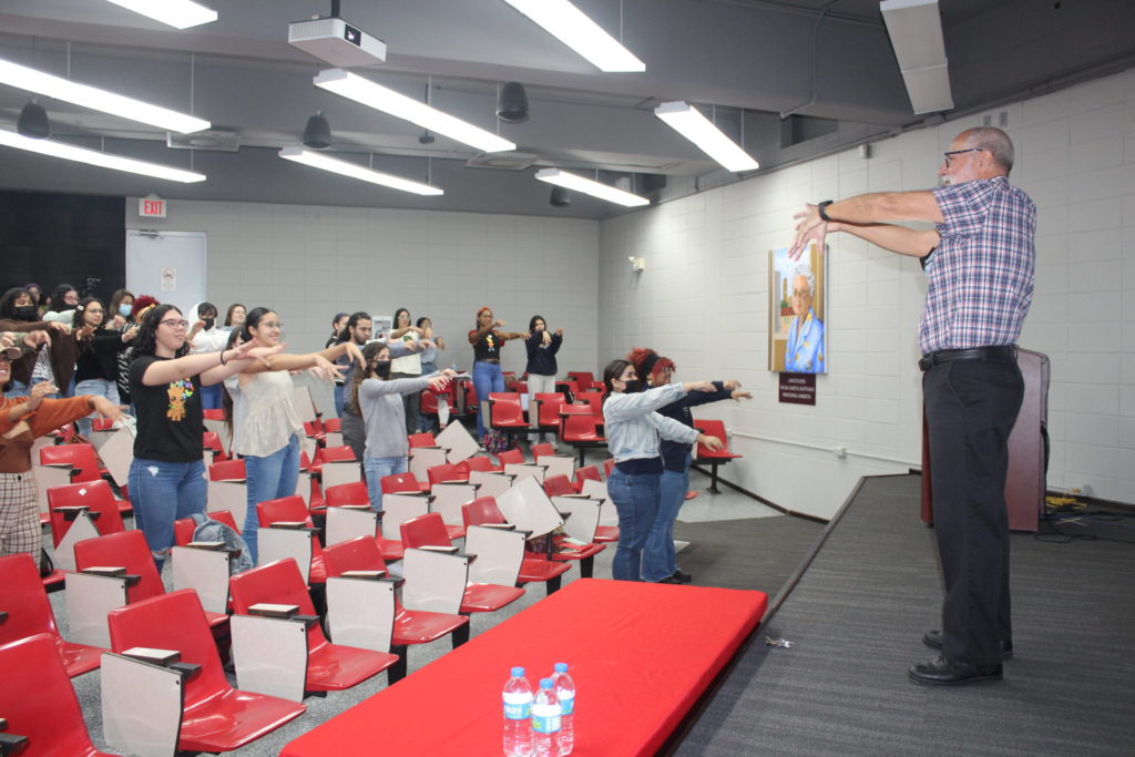 Estudiantes en anfiteatro de la Facultad de Educación