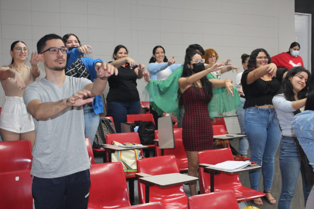 Estudiantes en anfiteatro de la Facultad de Educación