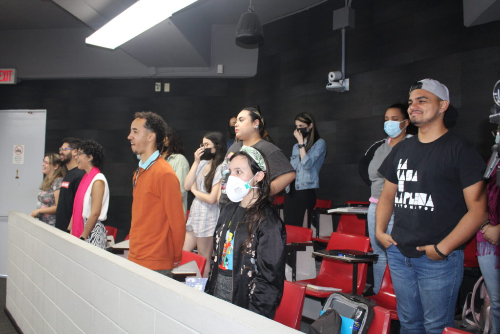 Estudiantes en anfiteatro de la Facultad de Educación